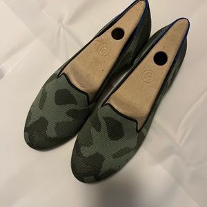 Soft flexible upper in olive and dark green camo.A orange and black stripe on th